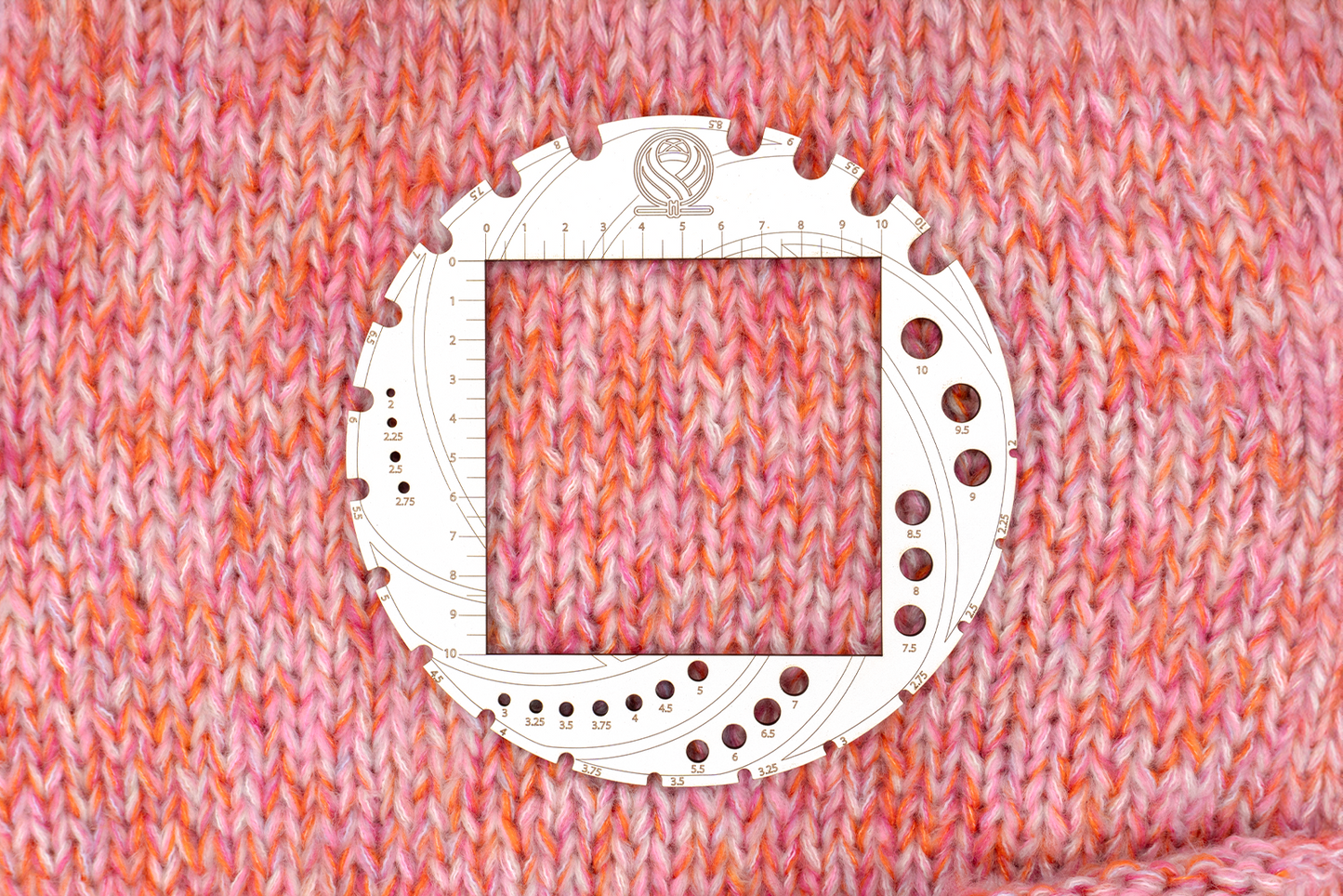 Medidor de muestras y calibrador de agujas de punto y ganchillo.